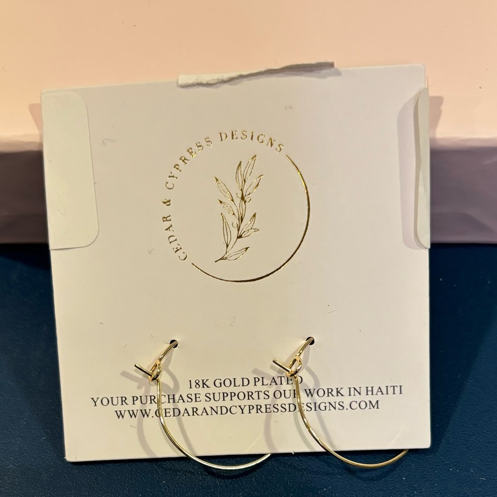 NWT CEDAR & CYPRESS DAINTY HOOPS